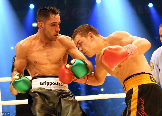316AC07400000578-0-Sturm_left_defends_himself_against_Chudinov_right_in_their_WBA_s-a-35_1456053820105